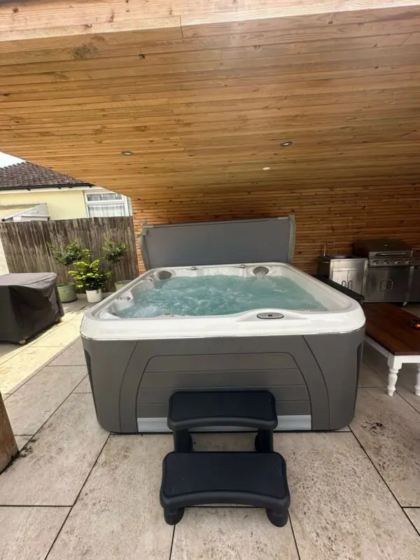 Hydropool Serenity 5900 Hot Tub