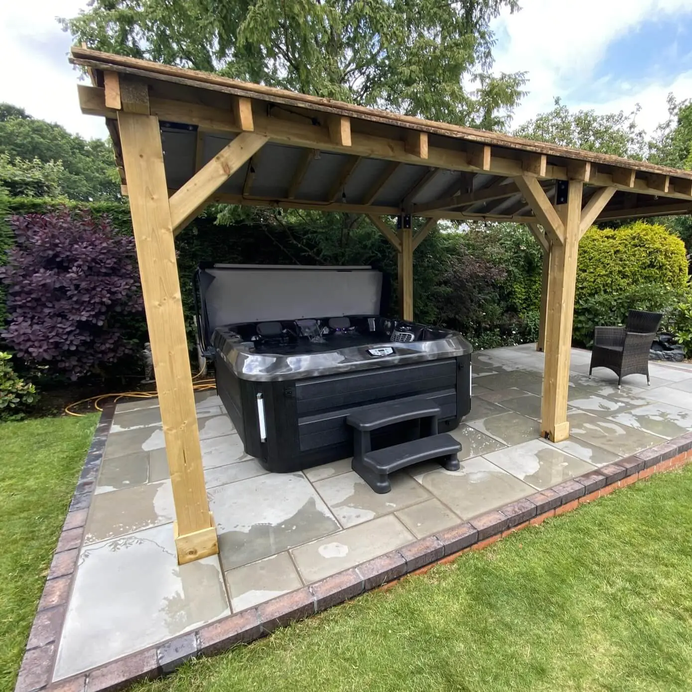 Jacuzzi® J-325™ Comfort Compact Hot Tub with Open Seating