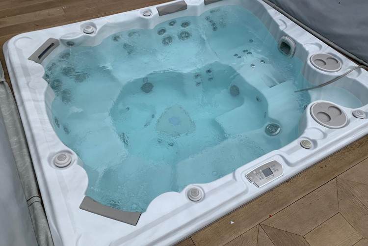 Hydropool Self Cleaning Hot Tub 970