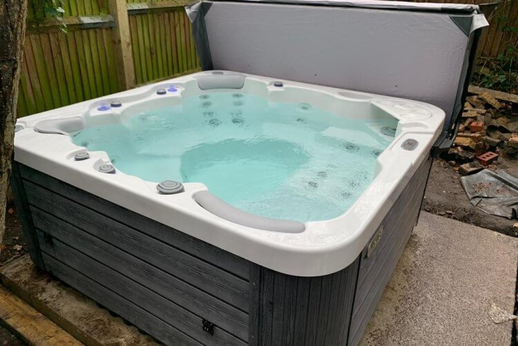 Wellis Jupiter Hot Tub