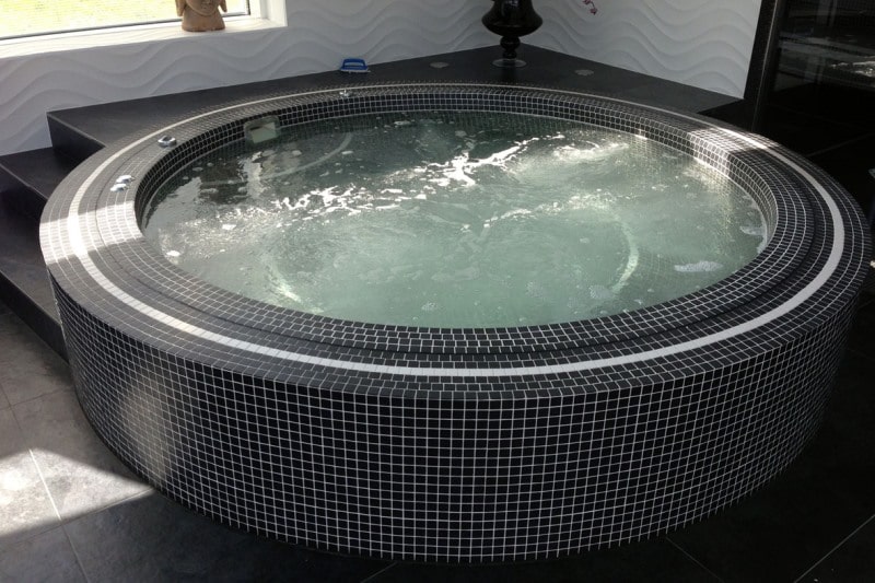 Round Hot Tubs