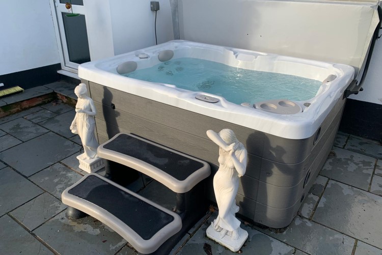 Hydropool Serenity SE-4L Hot Tub