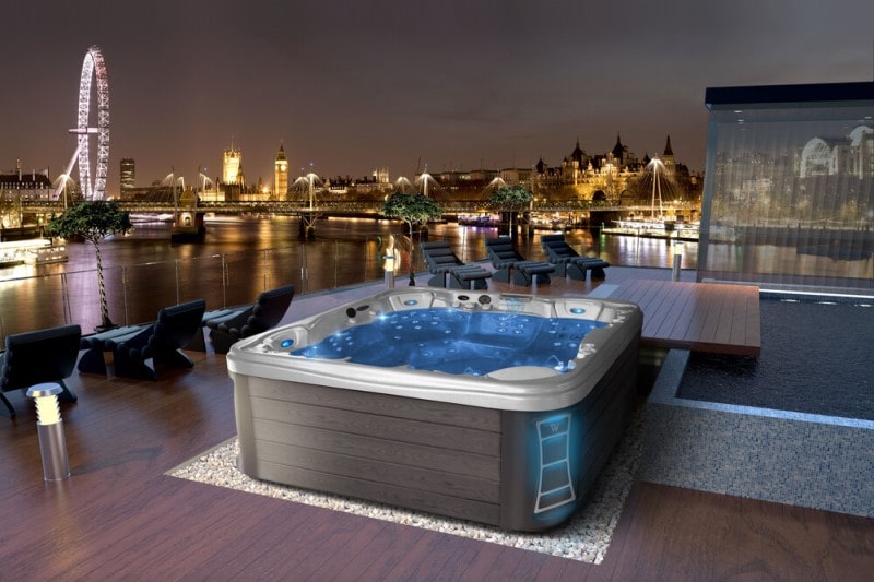 Wellis Hot Tub