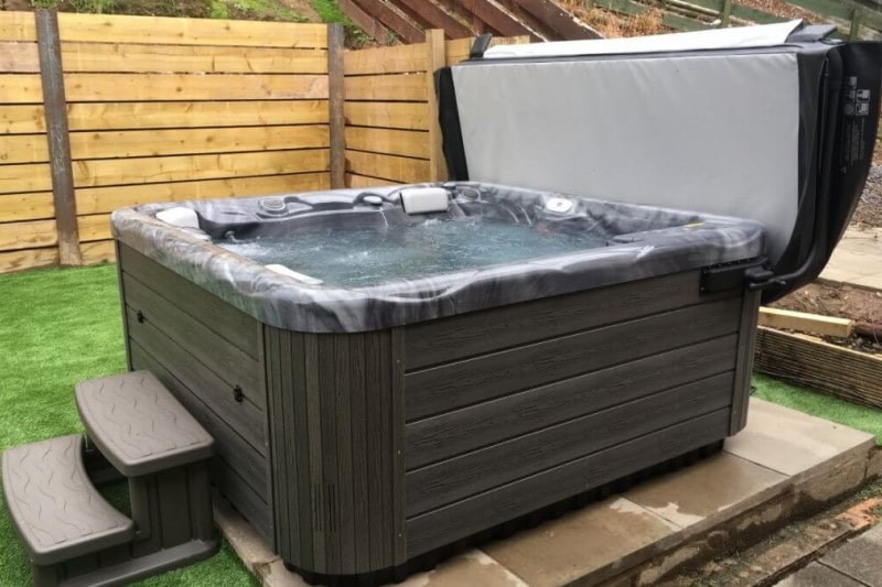 Wellis Hot Tub